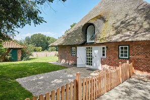 Exterior - Charming thatched cottage, quiet location, 10 minutes to the Baltic Sea (Göhl)