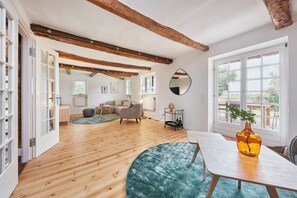 Smart TV, books - Charming thatched cottage, quiet location, 10 minutes to the Baltic Sea (Göhl)