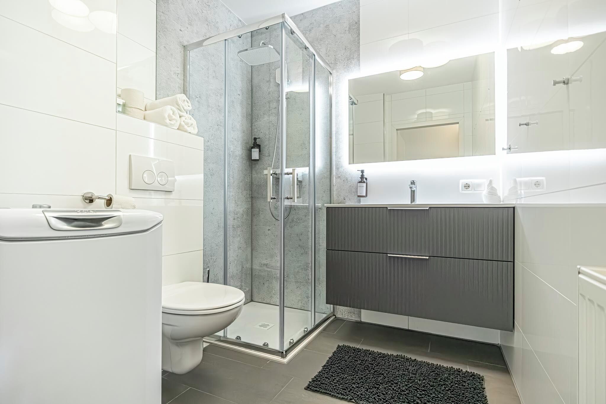 Basic Apartment | Bathroom | Shower, free toiletries, hair dryer, towels