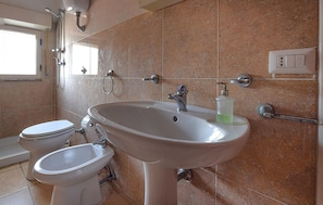 Shower - Stunning apartment in Palmi with house sea view (Palmi)