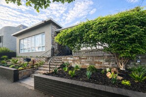 Exterior - Elwood Retreat - Sauna, 4 bedrooms, large garden, close to shops, cafe, train (Elwood)