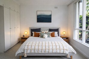 4 bedrooms, desk, iron/ironing board, WiFi - Elwood Retreat - Sauna, 4 bedrooms, large garden, close to shops, cafe, train (Elwood)