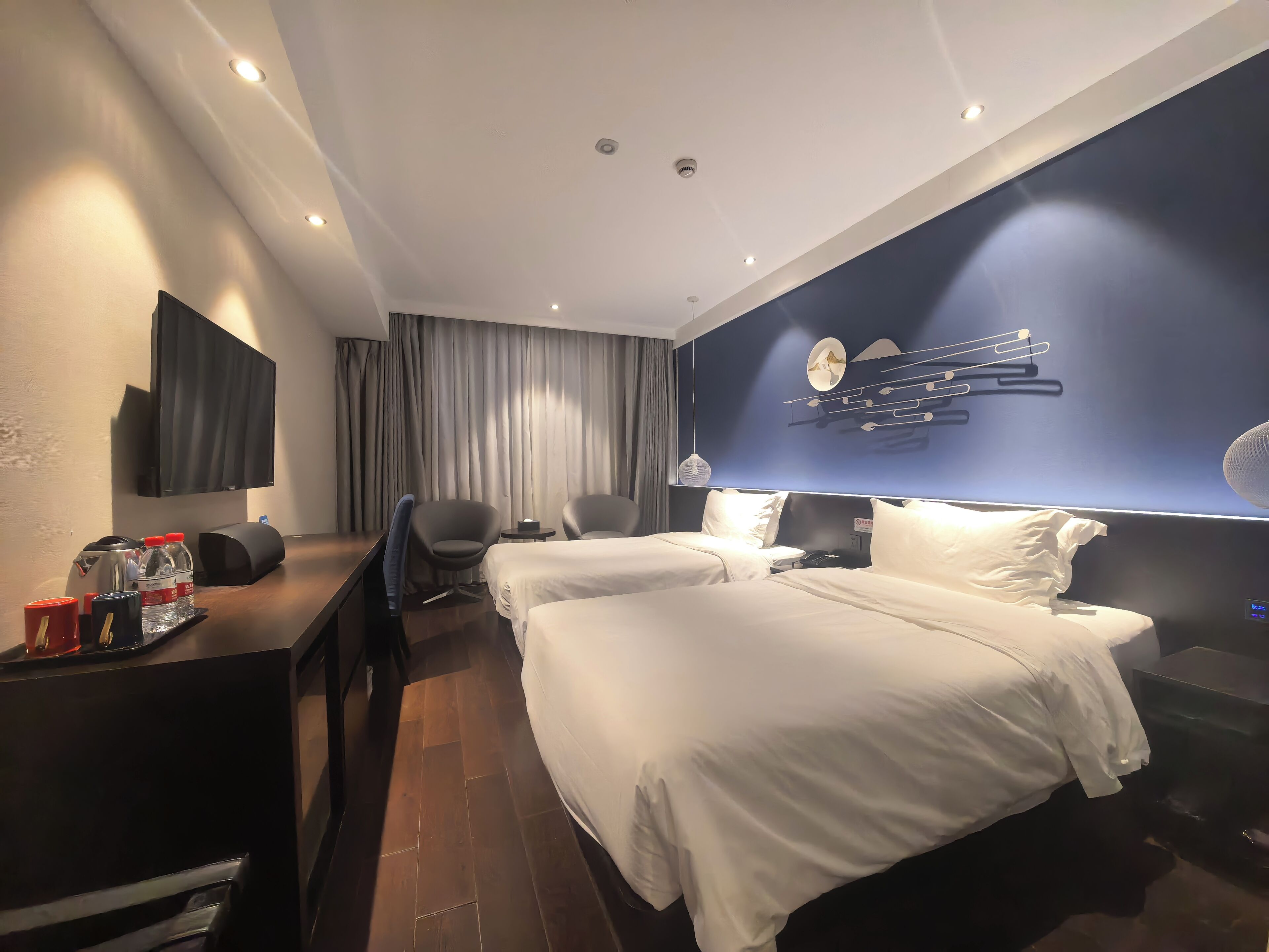 ห้องบิสซิเนสทวิน | เครื่องนอนระดับพรีเมียม, ผ้านวมขนเป็ด, ตู้นิรภัยในห้องพัก, โต๊ะทำงาน