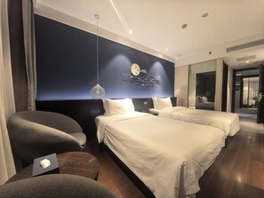 ห้องบิสซิเนสทวิน | เครื่องนอนระดับพรีเมียม, ผ้านวมขนเป็ด, ตู้นิรภัยในห้องพัก, โต๊ะทำงาน