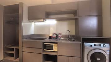 Luxury Studio Suite | Private kitchen | Fridge, microwave, stovetop