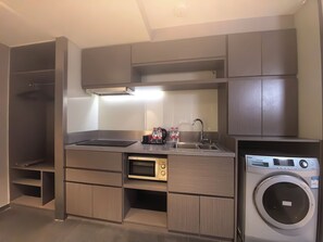 ห้องลักซ์ชัวรี่สตูดิโอสวีท | ครัวส่วนตัว | ตู้เย็น, ไมโครเวฟ, เตาประกอบอาหาร