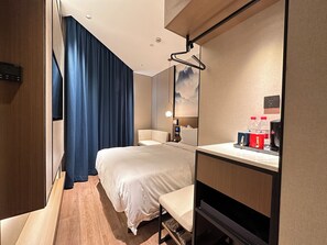 房內夾萬、書桌、手提電腦工作空間、遮光窗簾/窗簾