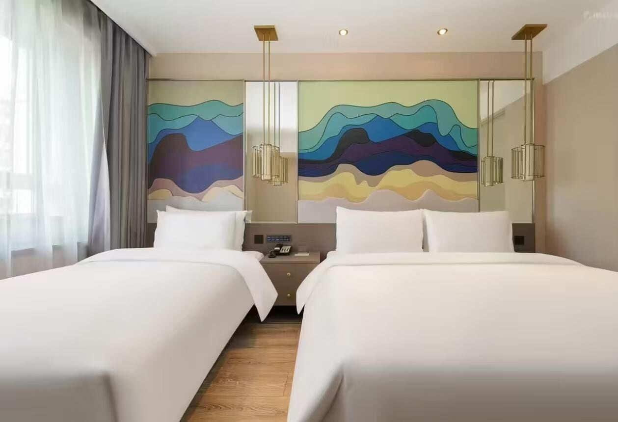 ห้องลักซ์ชัวรี่ทวิน | เครื่องนอนระดับพรีเมียม, ผ้านวมขนเป็ด, ตู้นิรภัยในห้องพัก, โต๊ะทำงาน