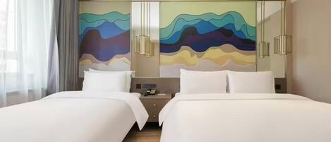 Une chambre d’hôtel avec deux lits, un grand tableau abstrait au mur et un lustre moderne.