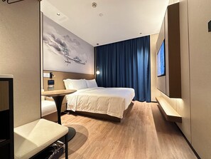 房內夾萬、書桌、手提電腦工作空間、遮光窗簾/窗簾