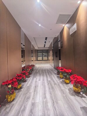 Handrails in hallways - JinglaiHotel Weining Road Subway Station (Shanghai)