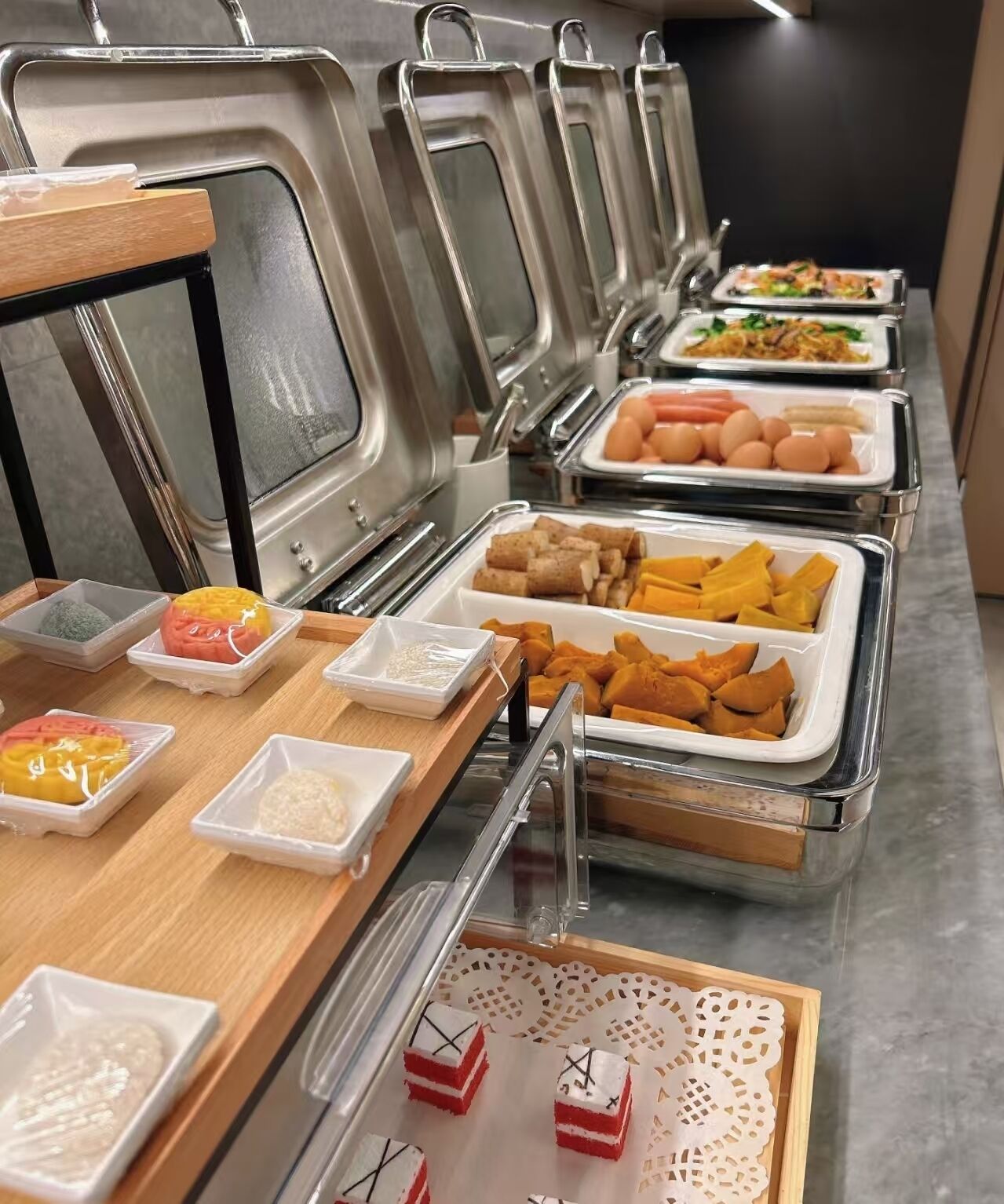 Un buffet proposant une variété de plats et d’accompagnements.