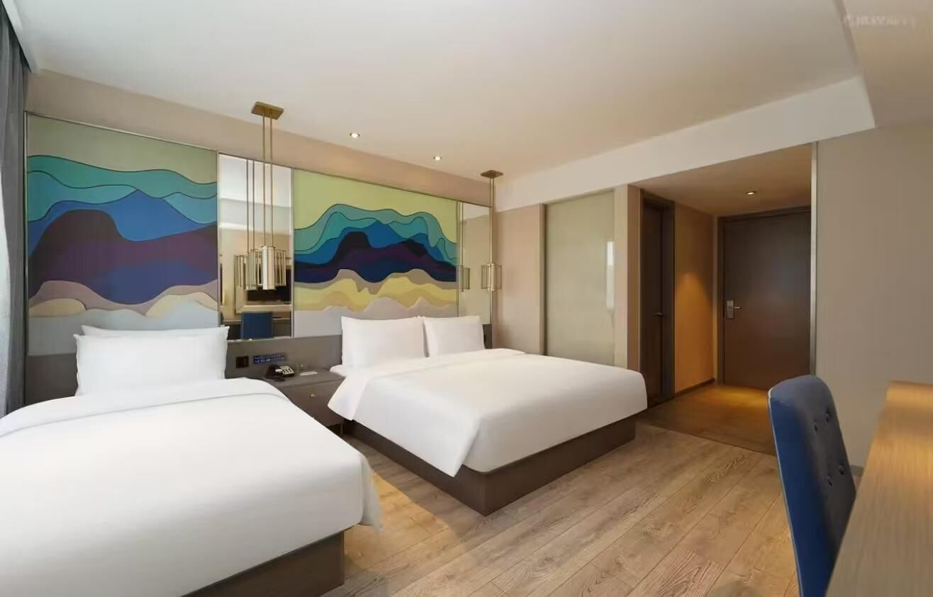 เครื่องนอนระดับพรีเมียม, ผ้านวมขนเป็ด, ตู้นิรภัยในห้องพัก, โต๊ะทำงาน