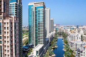 Exterior - Stylish 1BR Retreat with Pool & Stunning City View (Dubai)