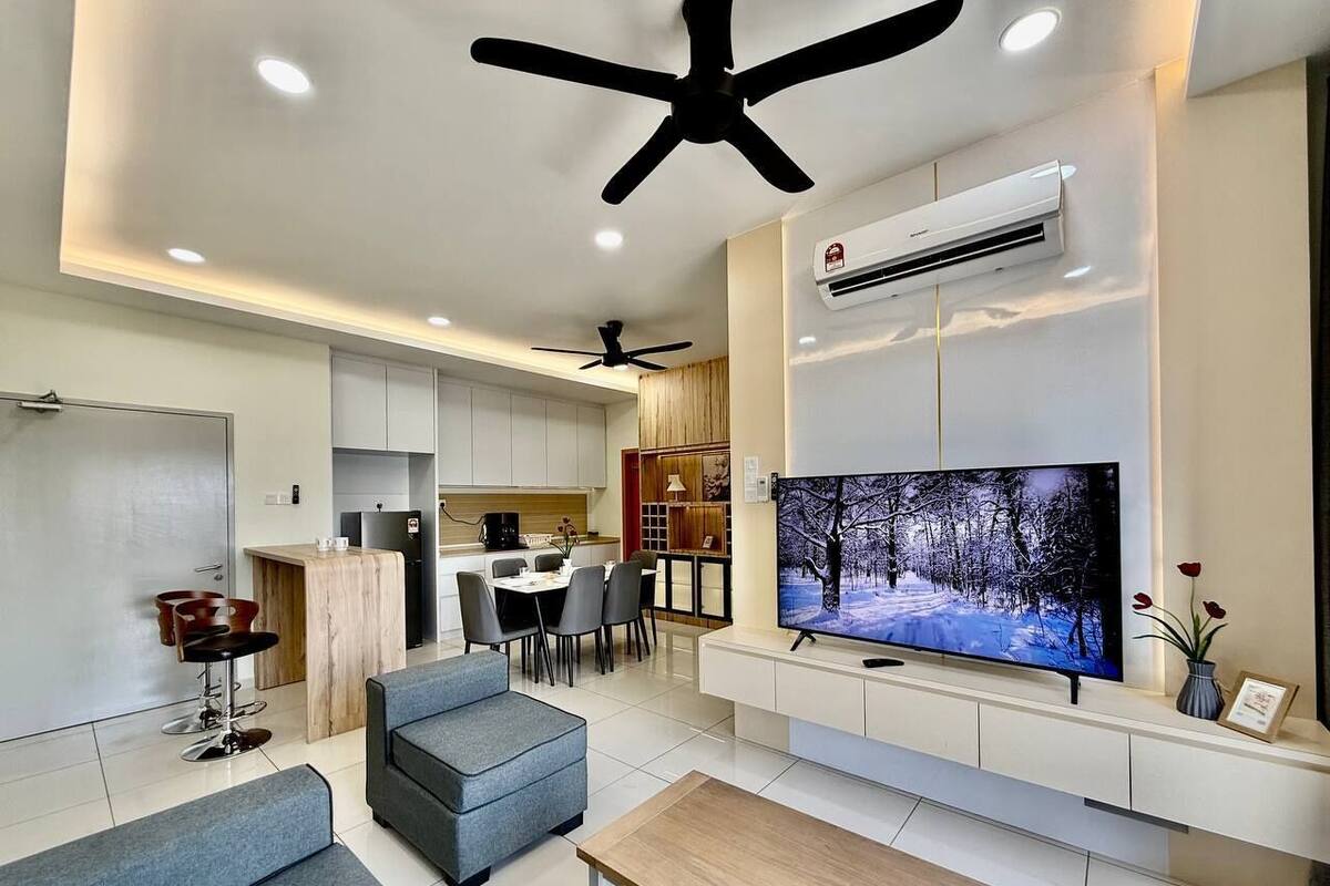 Premier Apartment, City View | Living area