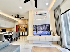 Premier-Apartment, Stadtblick | Wohnbereich
