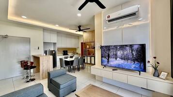 Apartamento Premier, varias camas, no fumadores, vistas a la ciudad | Zona de estar | Televisión LCD de 42 pulgadas con canales digitales