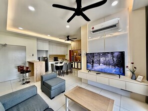 Premier apartman, kilátással a városra | Nappalirész | LCD-tévé