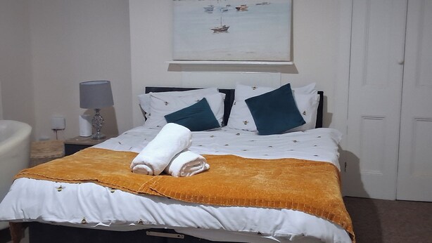 Unclassified image, 1 of 22, button - Southampton Serenity - 3 Bedroom Apartment (Southampton)