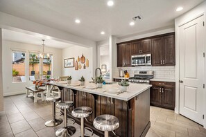 JÀÀkaappi, mikroaaltouuni, uuni, liesi