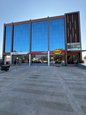 Vista frontal de la propiedad