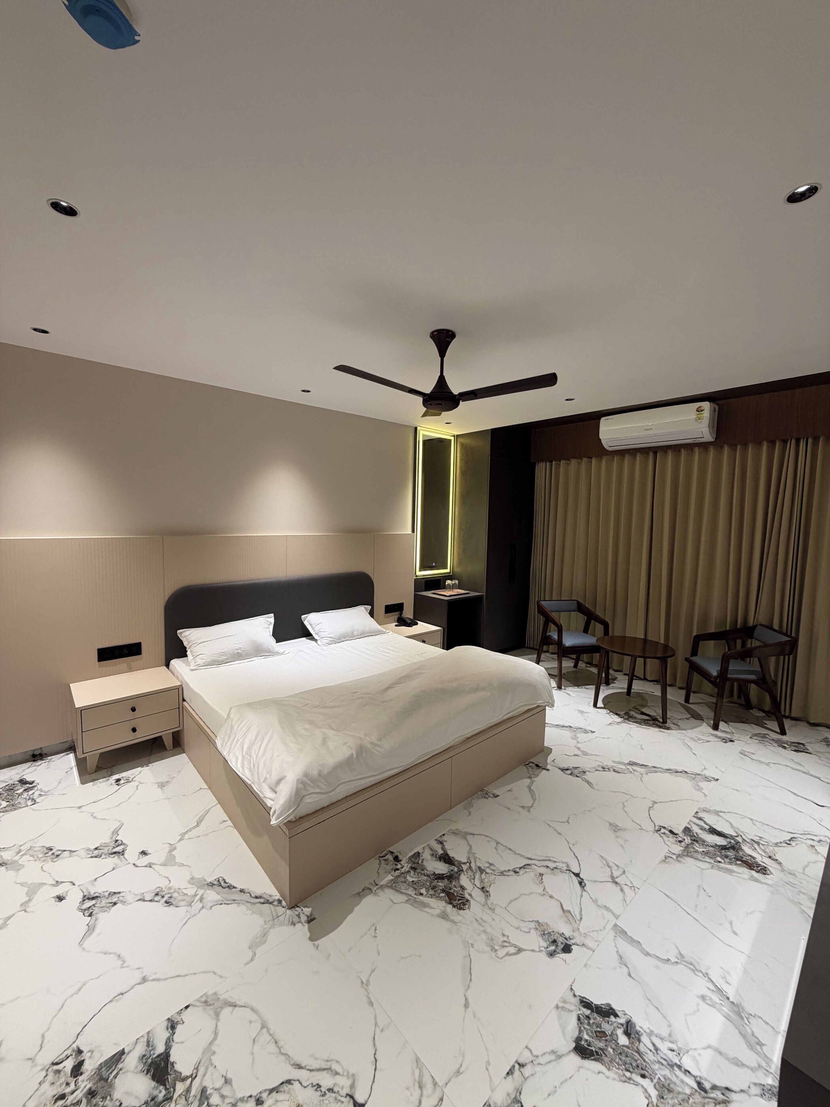 办公桌、免费 WiFi