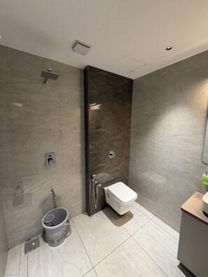 Regadera, jabón, shampoo, papel de baño 