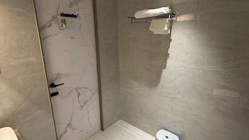 Ducha, jabón, champú y papel higiénico