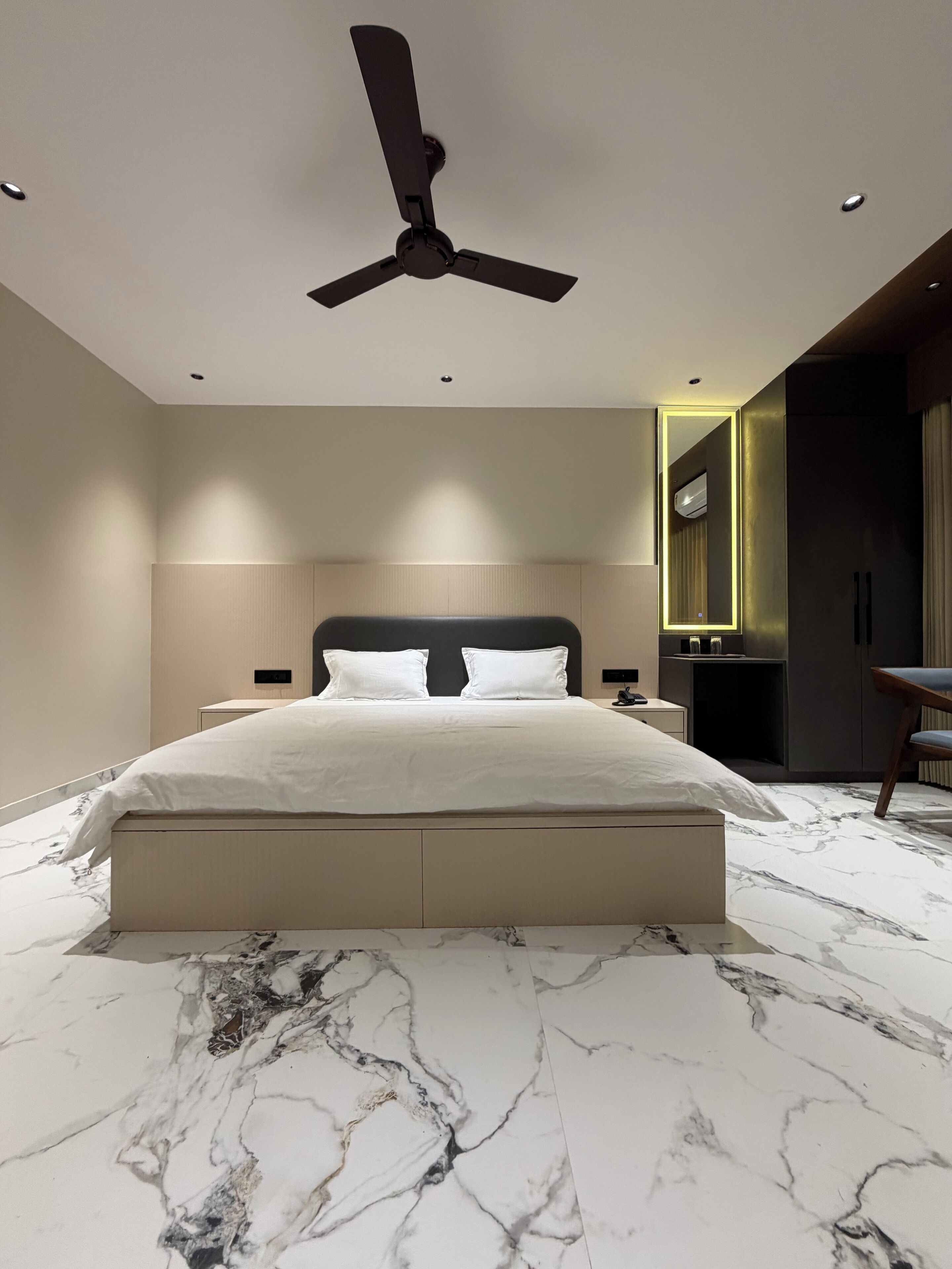 Suite | Desk, free WiFi