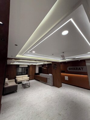Reception - Bharat Inn Hotel And Restaurant (Nakhtarana)