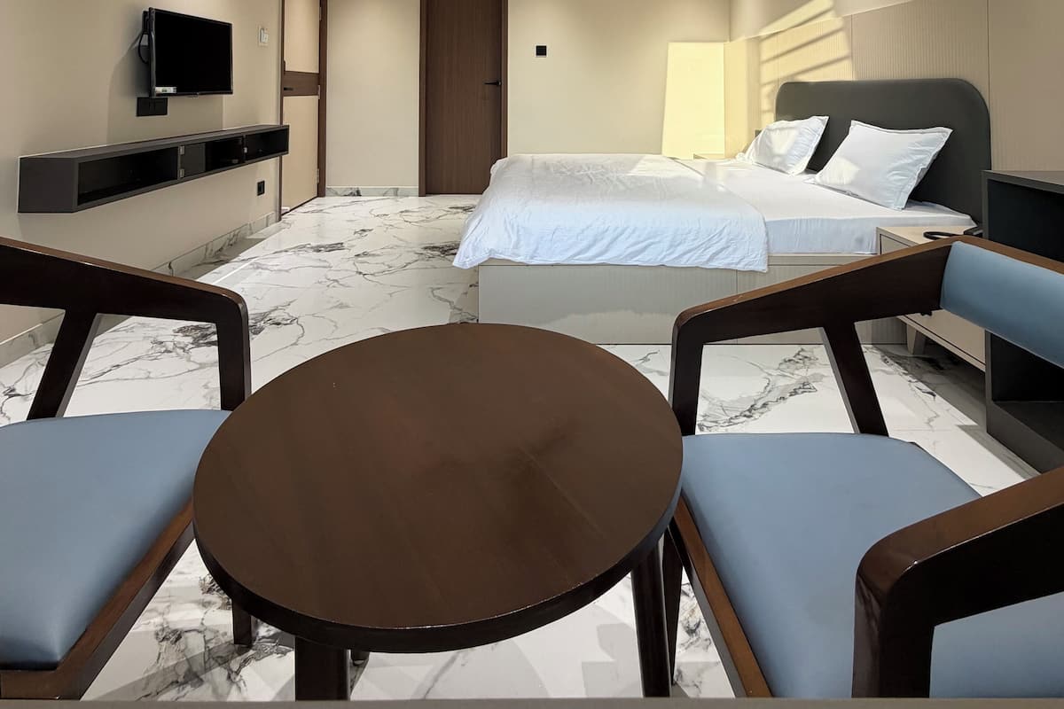 Suite | Desk, free WiFi