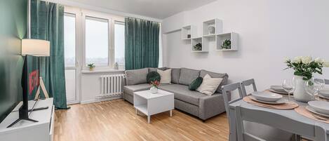 Comfort Apartment, Balcony, Courtyard View | Iron/ironing board, cribs/infant beds, free WiFi, bed sheets