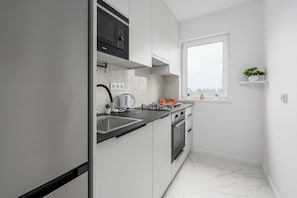 Appartement Confort, balcon, vue cour intérieure | Cuisine privée | Grand réfrigérateur, micro-ondes, four, lave-vaisselle