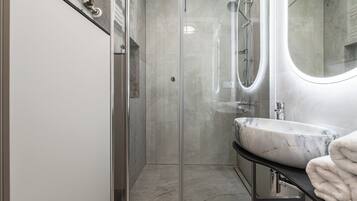 Comfort Apartment, Balcony, Courtyard View | Bathroom | Hair dryer, towels, soap, toilet paper