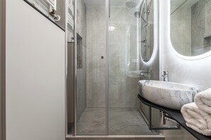 Apartemen Comfort, balkon, pemandangan halaman | Kamar mandi | Pengering rambut, handuk, sabun, dan tisu toilet