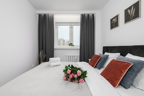 Comfort Apartment, Balcony, Courtyard View | Soundproofing, iron/ironing board, cribs/infant beds, free WiFi - Lumina 3-room apartment with balcony (Warsaw)