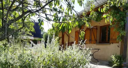Charming cocoon, garden, on the outskirts of Verneuil