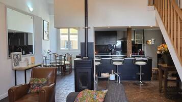 Smart TV, fireplace, books, stereo