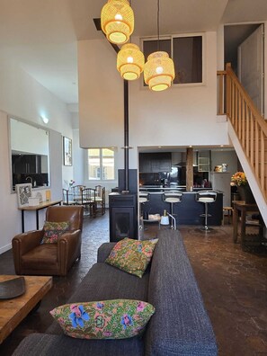 Smart TV, chimenea, libros, estéreo