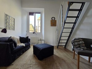 Smart TV, chimenea, libros, estéreo