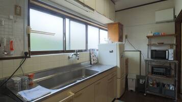 Villa | Private kitchen | Microwave, cookware/dishes/utensils