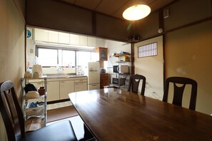 Microwave, cookware/dishes/utensils - beach house Ishaya Ishayauminoie (Oita)