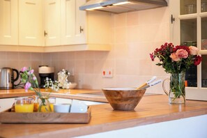 Microwave, oven, dishwasher - Cosy Hope Cove Cottage just 1 minute walk from the beach (Hope Cove, Kingsbridge)