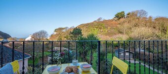 Cosy Hope Cove Cottage just 1 minute walk from the beach