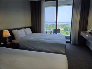 Quarto família, sacada, vista para o mar | Wi-Fi de cortesia