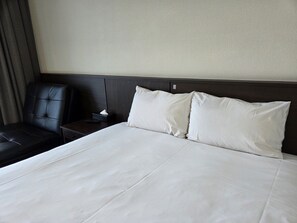 Standard Double Room, Balcony, Sea View | Free WiFi - Riviera Hotel Yeongjong (Incheon)