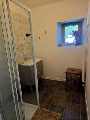 Shower, towels, toilet paper - La Maison des Oiseaux - A room in the heart of the Loire castles. (Crouzilles)