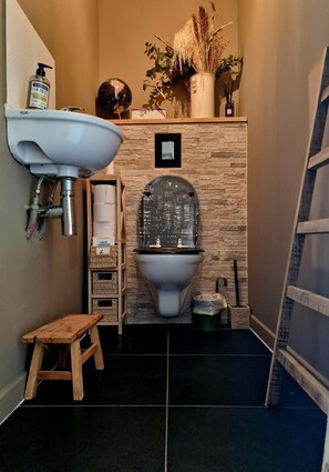 Shower, towels, toilet paper - La Maison des Oiseaux - A room in the heart of the Loire castles. (Crouzilles)