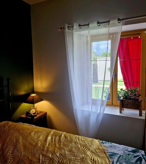 Internet, bed sheets - La Maison des Oiseaux - A room in the heart of the Loire castles. (Crouzilles)
