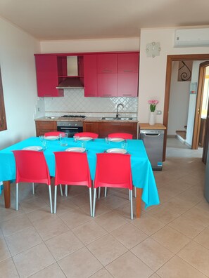 Fridge, oven, stovetop, coffee/tea maker - Villa Marta with 3 bedrooms 2 bathrooms, suitable for families or groups (Tertenia)